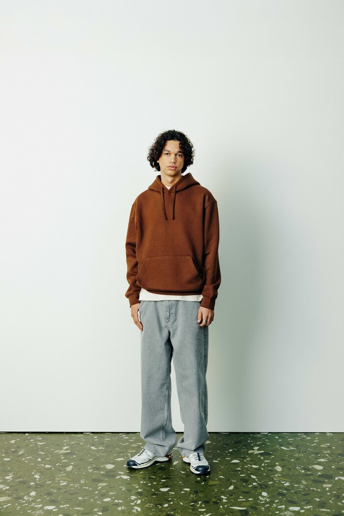 Veste denim homme avec capuche sweat intégrée, t-shirt rayé et pantalon noir large